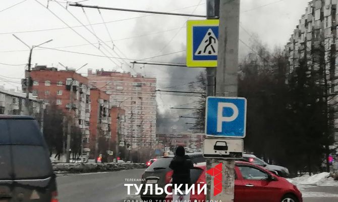 На улице Металлургов в Туле загорелся эвакуатор