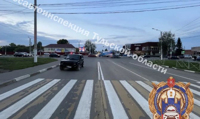В Новомосковске водитель электровелосипеда проехал на красный и попал в ДТП
