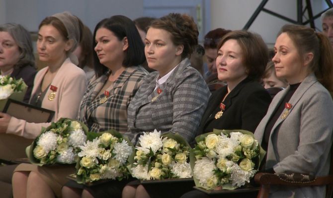 «Материнская слава»: в Туле многодетные мамы получили почетный знак