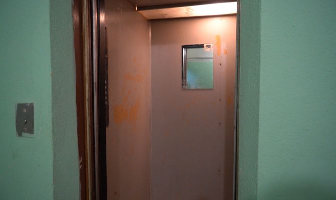 «Хотела позвонить детям, попрощаться»: тулячка стала заложницей неисправного лифта