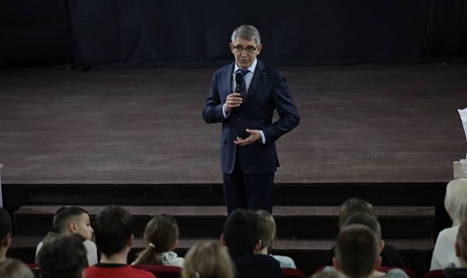 Губернатор Дмитрий Миляев встретился со школьниками из ДНР