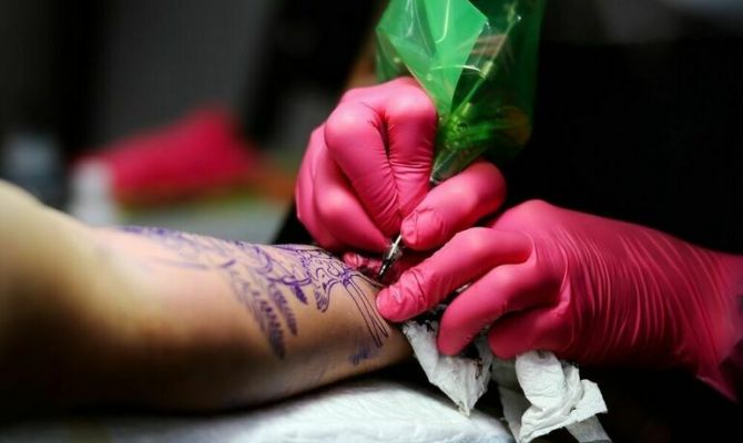 Рисунок с риском для жизни: подросткам могут запретить татуировки