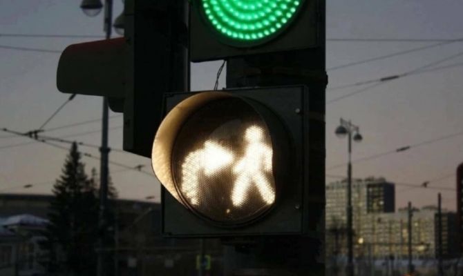 С 1 марта в Туле появится новый сигнал светофора с «белым пешеходом» и стрелкой