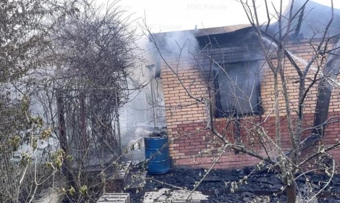 В Заокском районе 12 пожарных потушили дачу