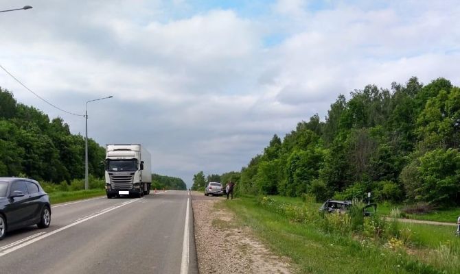 Фура снесла легковушку с трассы М-2 в Тульской области