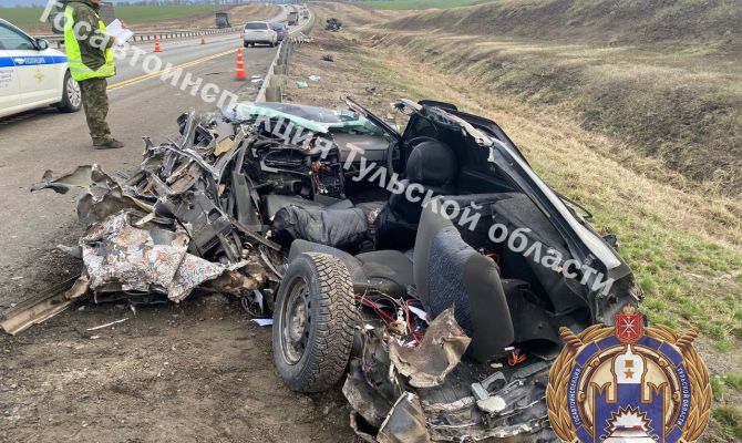 На трассе М-4 "Дон" в Тульской области "Камаз" раздавил стоящую "Ладу"