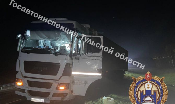 Под Тулой на трассе М-4 тягач протаранил два встречных авто