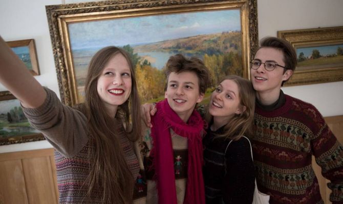 Тульское Поленово участвует в международном флешмобе селфи