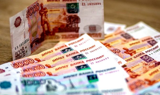 С октября в России повысят некоторые зарплаты и военные пенсии
