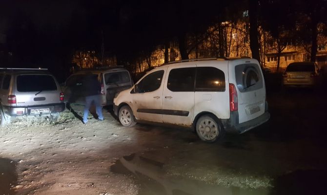 В Алексине водитель без прав на ходу выпрыгнул из машины и попытался убежать от полицейских