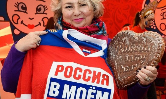 Татьяна Тарасова отметила день рождения на Олимпиаде с тульским пряником