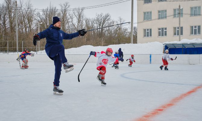 «Академия Михайлова» провела тренировку для дворовых хоккеистов Новомосковска
