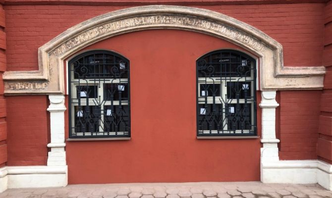 Артемий Лебедев принял участие в реставрации рукописных вывесок в центре Тулы