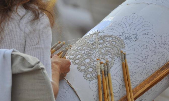 Туляки смогут попробовать сплести кружево на коклюшках
