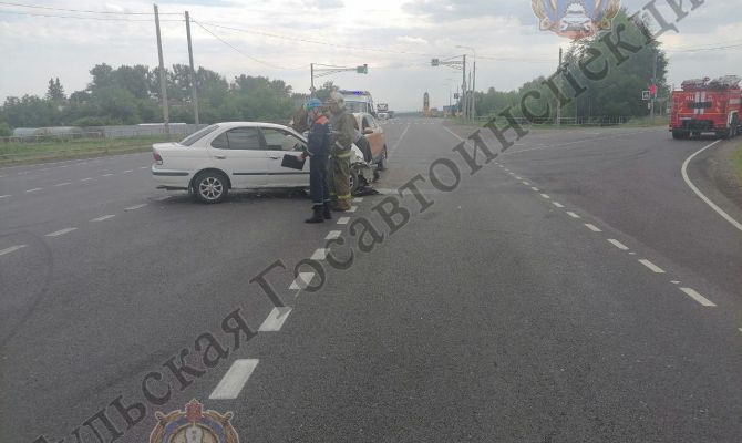 В Тульской области на перекрестке столкнулись LADA X-RAY и Nissan Sunny