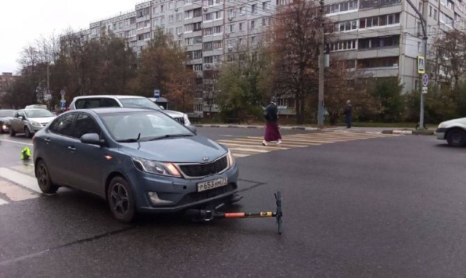 В Туле на улице Фрунзе сбили двух самокатчиков на пешеходном переходе