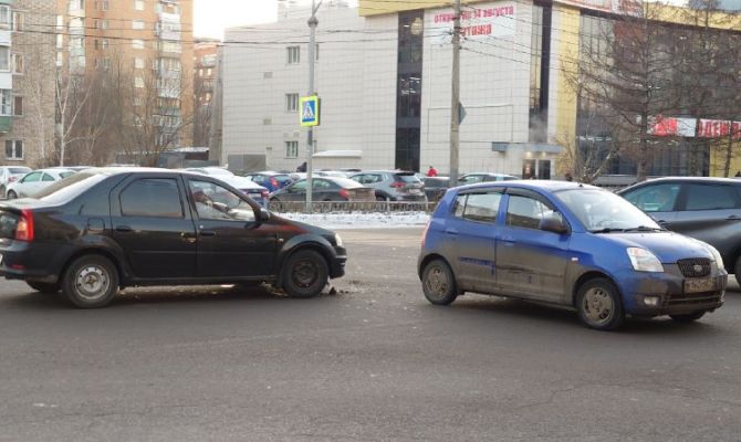 ДТП на перекрестке улиц Лейтейзена и Сойфера в Туле затруднило движение на этом участке дороги