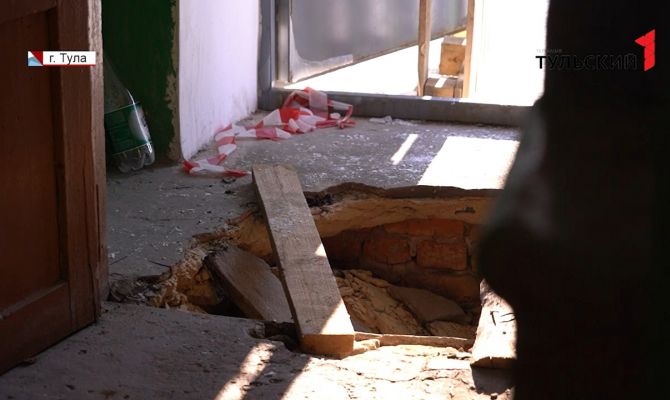 В подъезде тульской двухэтажки под ногами женщины провалился бетонный пол