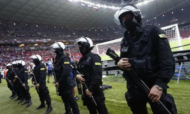  Полицейские охраняли общественный порядок на матче «Арсенал-Локомотив»