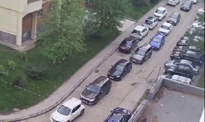 На улице Генерала Маргелова в Туле пробки начинаются уже во дворе многоэтажки