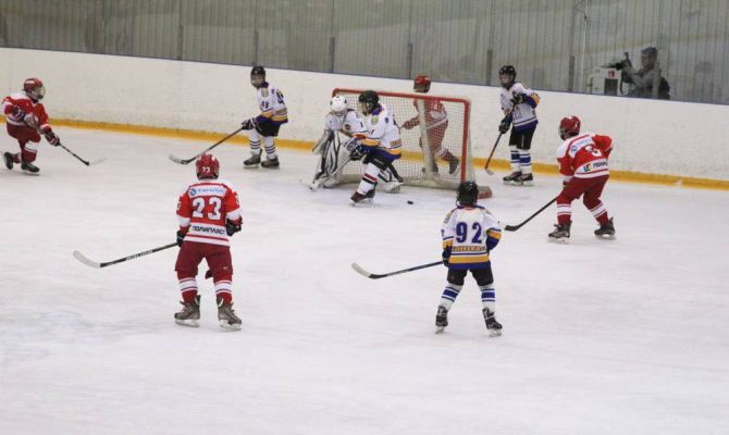 В Новомосковске стартовал международный детский хоккейный турнир