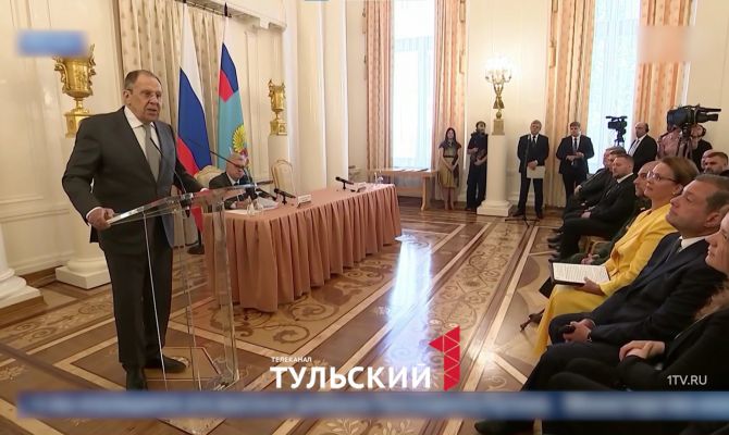 Сергей Лавров вручил ветерану СВО из Новомосковска диплом МГИМО