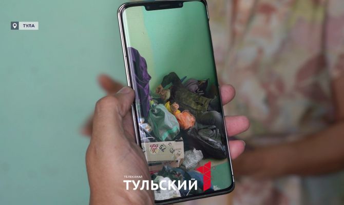 "Плюшкин" из Тулы превратил квартиру в свалку и "переехал" на лестничную клетку