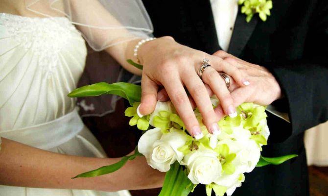 Многие россияне предпочитают не устраивать пышные и дорогие свадьбы