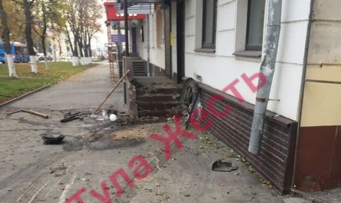 Ночью автомобиль протаранил кофейню на проспекте Ленина в Туле