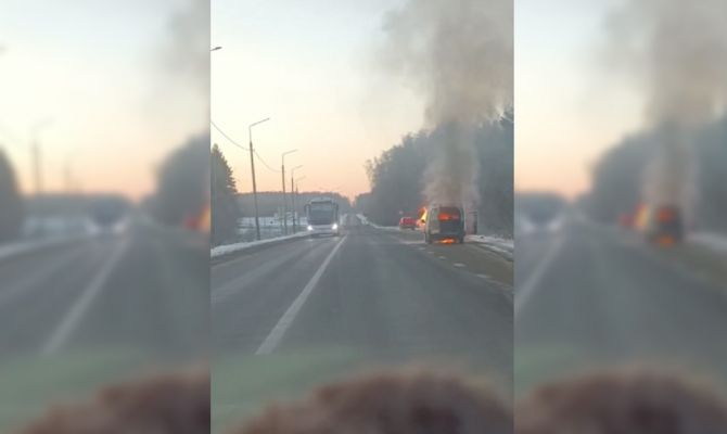 Автомобиль вспыхнул на трассе в Тульской области