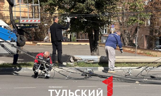 Из-за ДТП на Демонстрации повалило столб и потащило за собой линии электропередачи