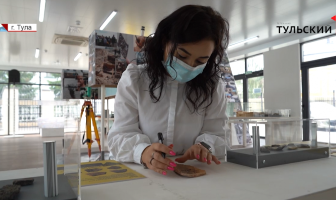 Туляков приглашают исследовать осколки древней посуды и рассмотреть шляпу 18 века