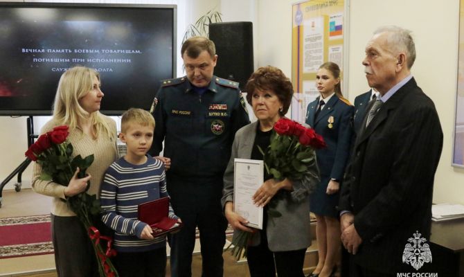 В Туле семье погибшего при атаке БПЛА пожарного вручили орден Мужества