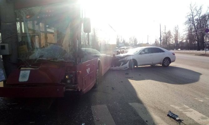 В Туле троллейбус после столкновения с легковушкой врезался в светофор