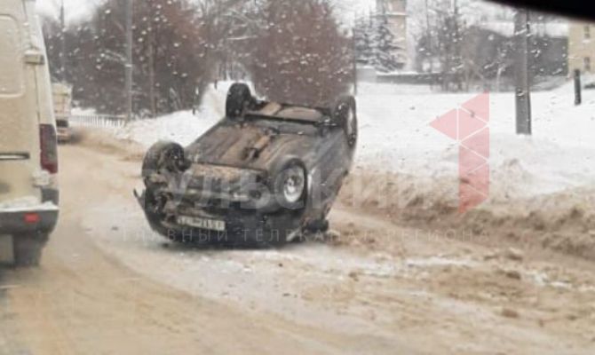 На Рязанской улице в Туле перевернулся автомобиль