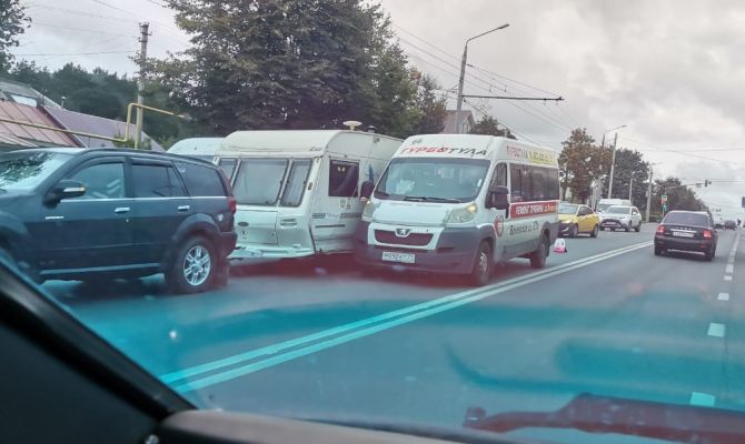 В Туле тройное ДТП стало причиной пробки