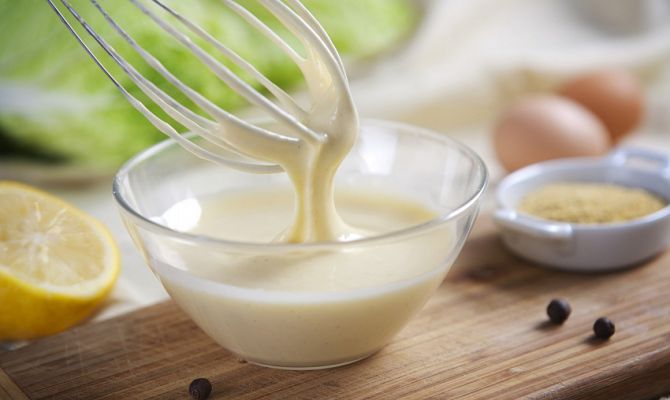 Роскачество рассказало, как выбрать натуральный и свежий майонез