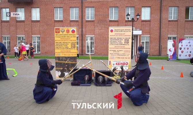 День физкультурника в Туле отметили поединком самураев и гонкой на беговелах