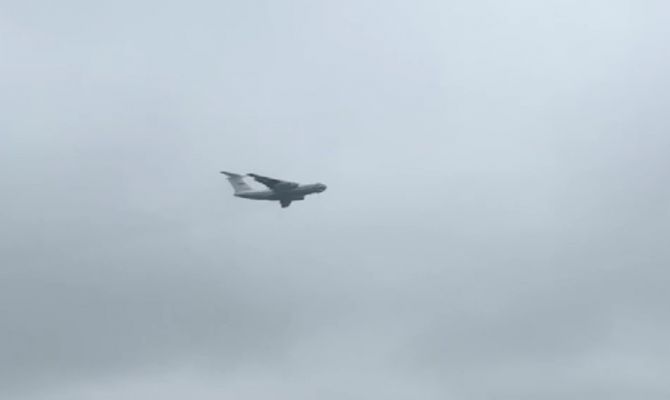 Туляков напугал низко пролетевший над городом самолет: видео