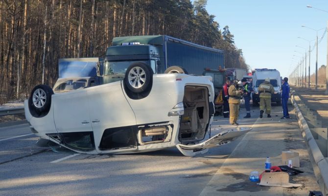 В Тульской области на дороге М-2 легковушка столкнулась с трактором