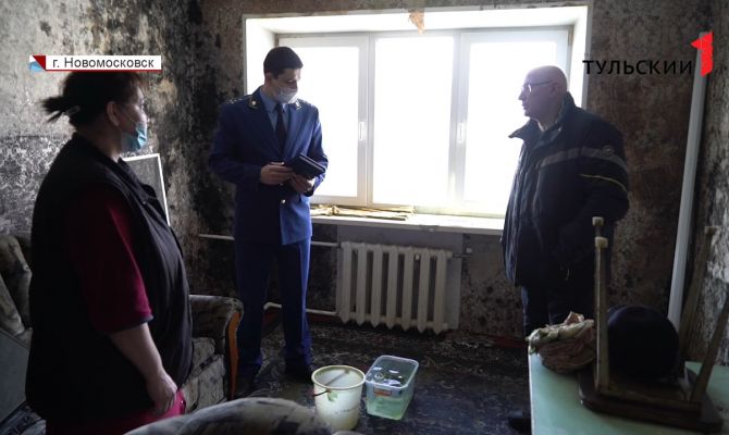 Дом трещит по швам: жители общежития в Новомосковске жалуются на плесень и текущую крышу