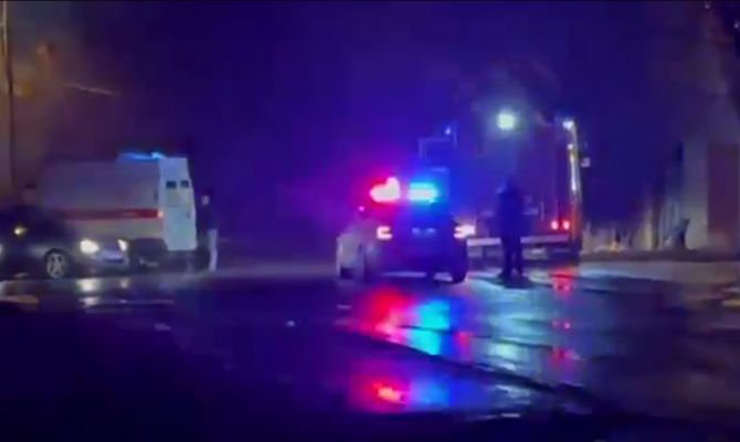 В Новомосковске водитель на скорости врезался в дерево: погибла молодая девушка