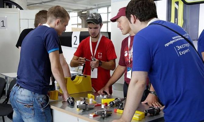 Самые популярные профессии у молодежи - повар, строитель и программист