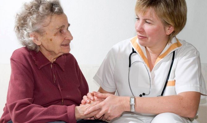 В России помощь при старческих болезнях включили в полис ОМС