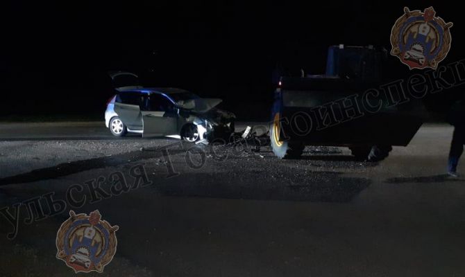 В Тульской области погрузчик ошибся при повороте и врезался в Hyundai Solaris