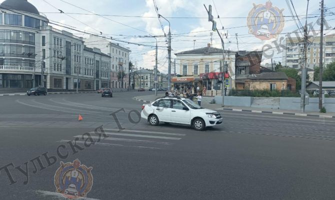 В Туле LADA GRANTA сбила на перекрестке подростка на самокате