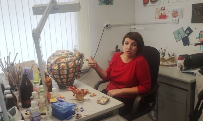 В Туле реставрируют старинную фарфоровую вазу из Германии