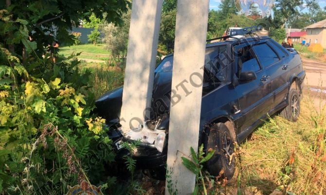 В Ясногорском районе Тульской области «ВАЗ 21150» въехал в опору линии электропередачи