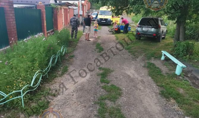 В Новомосковске водитель мотоблока врезался в припаркованный Mitsubishi Montero