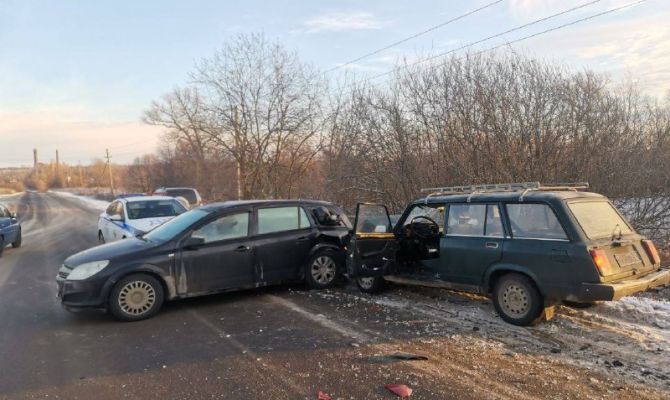 В Туле водитель «ВАЗа» попал в больницу после ДТП